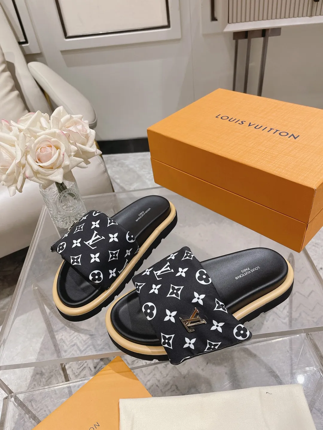 👟👟Ex-factory price 360👟👟 Lvjia brand | ²⁰²5 𝐬𝐬 💛2025 spring and summer latest popular Velcro series...Couple style thick-soled slippers, new rare products at the purchasing level💫 🍒This style is the favorite of celebrities🌟big internet celebrities. A simple and elegant sandal. A good style that you can't take your eyes off at a glance! The thick sole has the effect of increasing the height of the feet. It has the function of elongating the legs immediately. It is exquisite and low-key luxury✔️ No matter it is paired with skirts or trousers, it is super aura🛍 ━━━━━ ЅᏇєєt ━━━━━ ▪️Upper: LV old floral fabric ▪️Outsole: original molded outsole ▪️Shoe size: 35-45